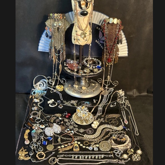 2 LB gold & silver tone jewelry lot~ Necklaces bracelets rings brooches earrings - Picture 4 of 7